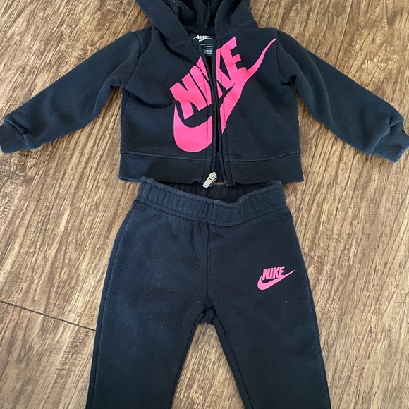 Nike Jogging suit - Picture 1 of 5